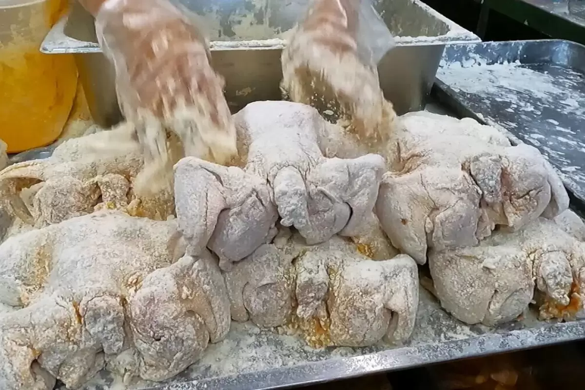 (ویدئو) نحوه پخت و سرو مرغ و جوجه سوخاری در فیلیپین