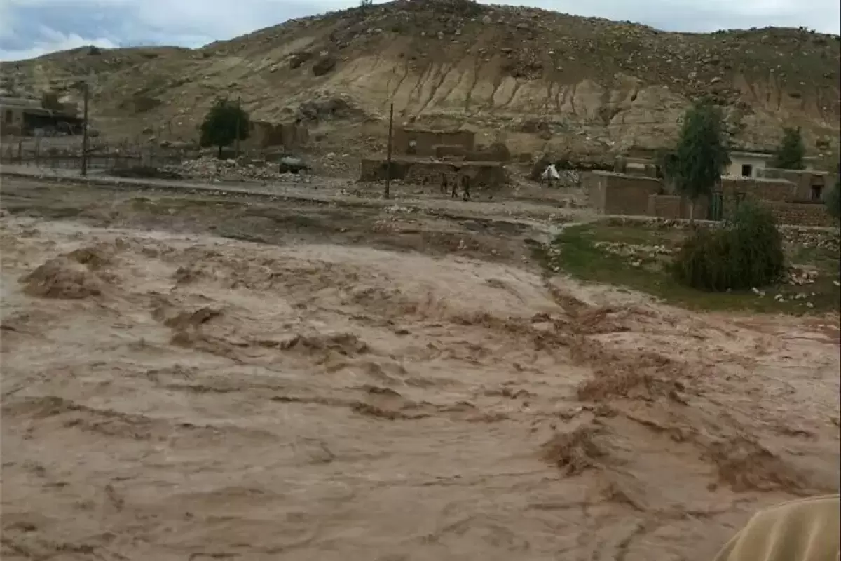 بارش شدید باران در نطنز سیل راه انداخت/ ویدیو