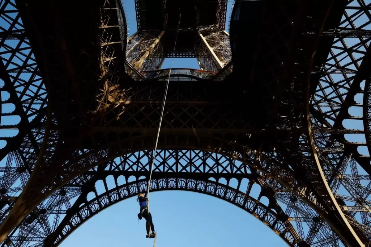 (ویدئو) یک زن رکورد جهانی بالا رفتن از ایفل با طناب را شکست