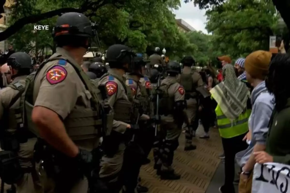 ببینید | لحظه پرتاب فیلم‌‍بردار شبکه خبری فاکس ۷ به زمین هنگام پوشش زنده اعتراضات