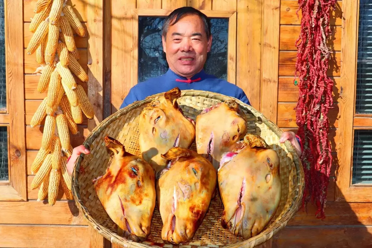 (ویدئو) غذای روستایی در چین؛ پخت 5 کله پاچه به روشی تماشایی