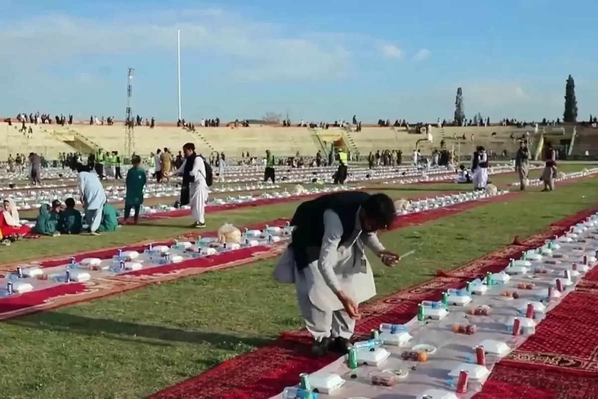 (ویدئو) افطار دسته جمعی در استادیوم فوتبال افغانستان