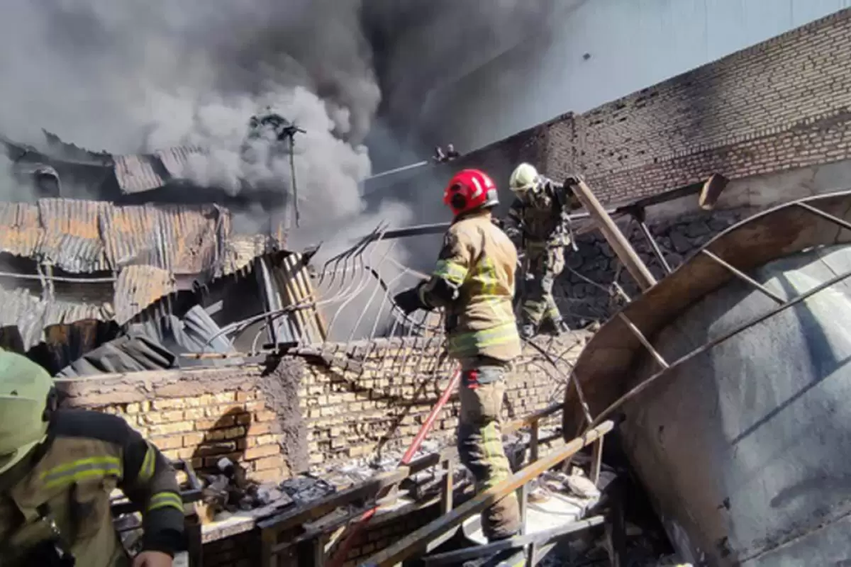 (ویدئو) آتش‌سوزی گسترده یک کارگاه ۲۰۰۰ متری در جنوب تهران