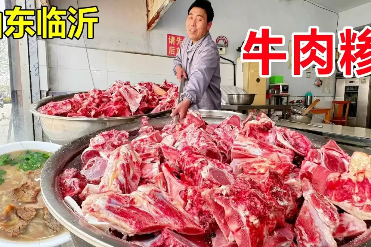(ویدئو) غذای خیابانی در چین؛ پخت یک غذای سنتی با 240 کیلو گوشت و استخوان گاو