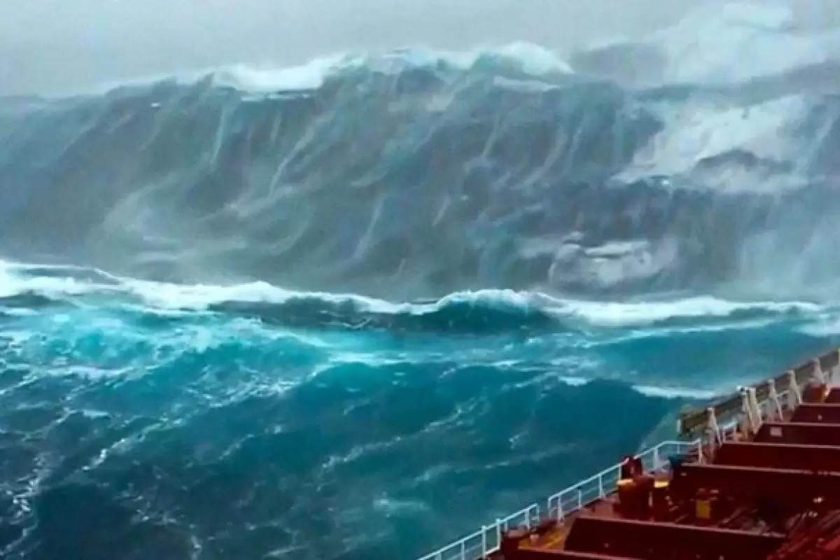 ببینید | لحظاتی ترسناک از امواج وحشتناک اقیانوس