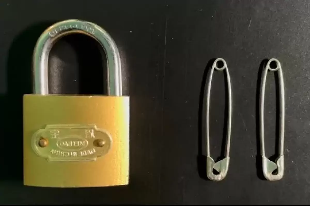 (ویدئو) نحوه باز کردن قفل بدون کلید با سنجاق قفلی