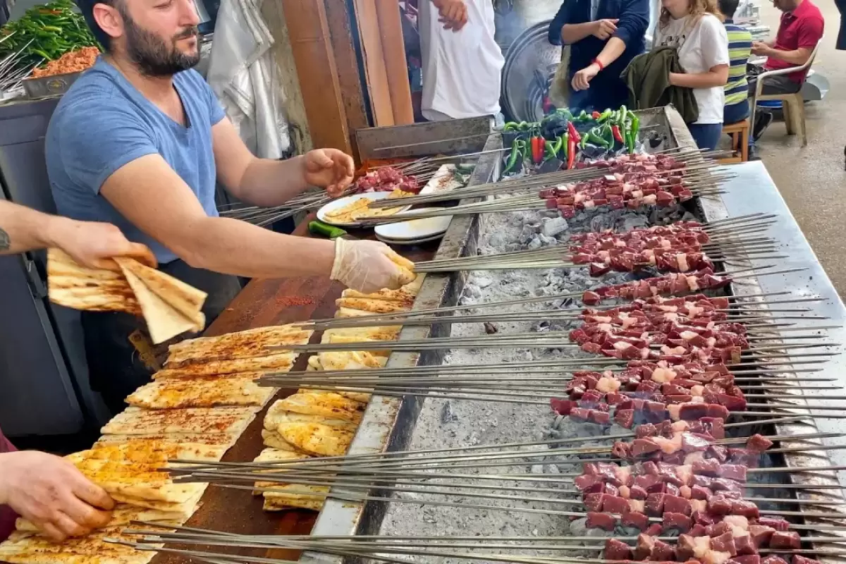 (ویدئو) غذاهای خیابانی ترکیه؛ تهیه و کباب کردن 4 هزار سیخ جگر، گوشت و کوبیده
