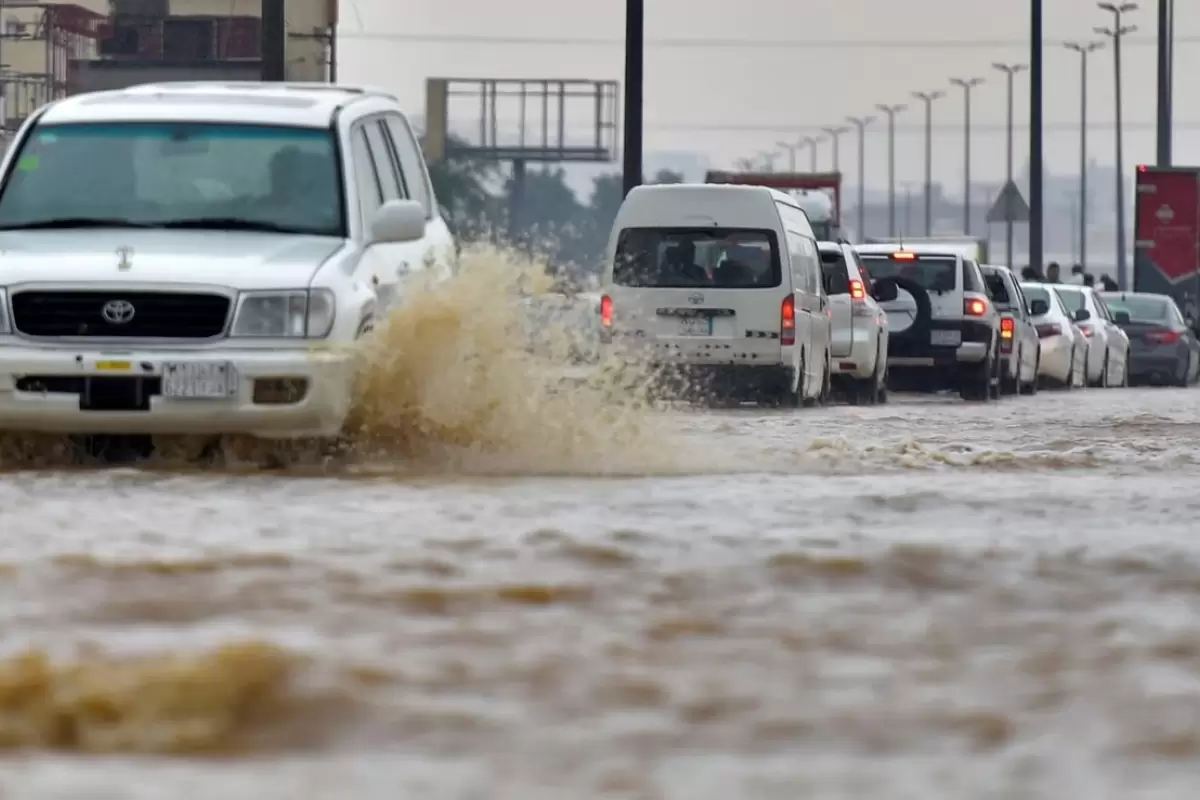 (ویدئو) لحظات نفس‌گیر نجات ۴ مرد جوان گرفتار در سیلاب عربستان