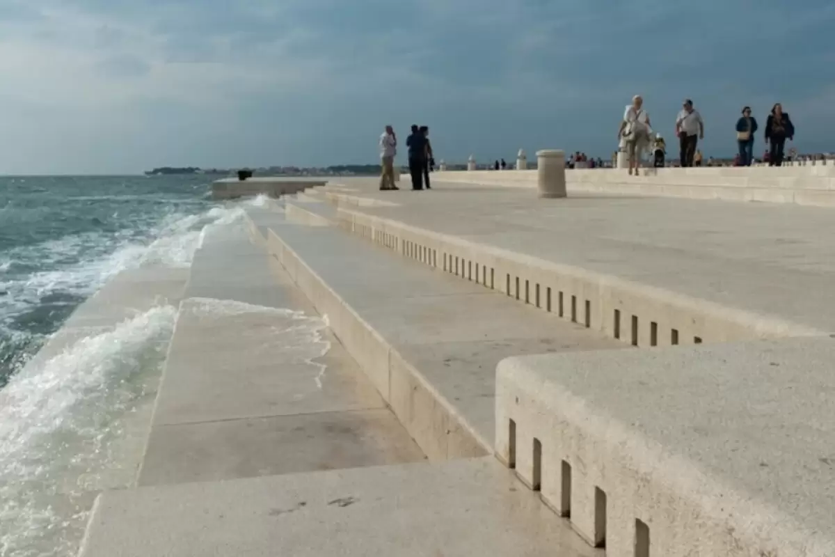 (ویدیو) لحظه ورود امواج عظیم دریا به خیابان‌های فرانسه