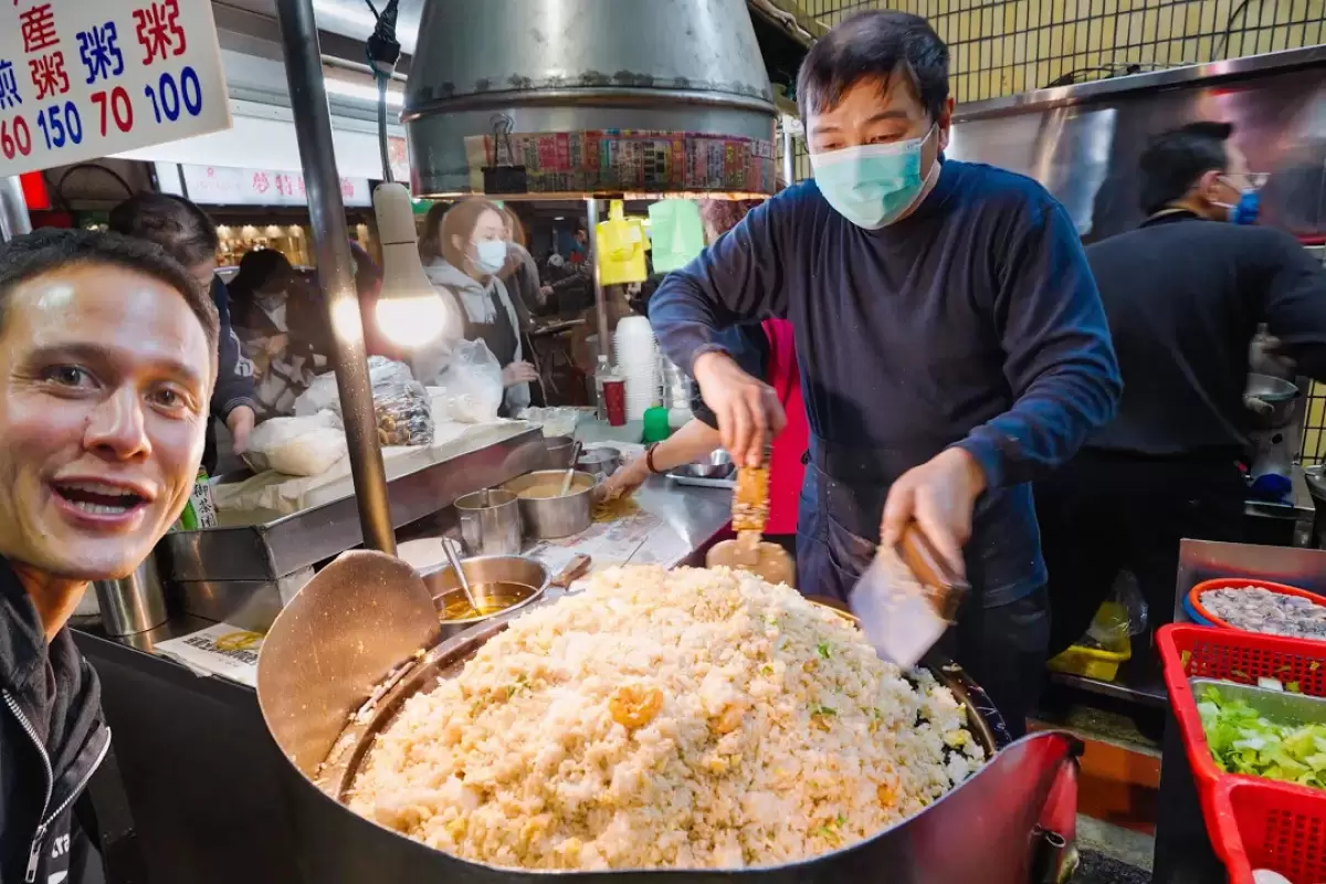 (ویدئو) غذاهای خیابانی مشهور در تایلند؛ از برنج تخم مرغ سرخ شده تا نودل گوشت