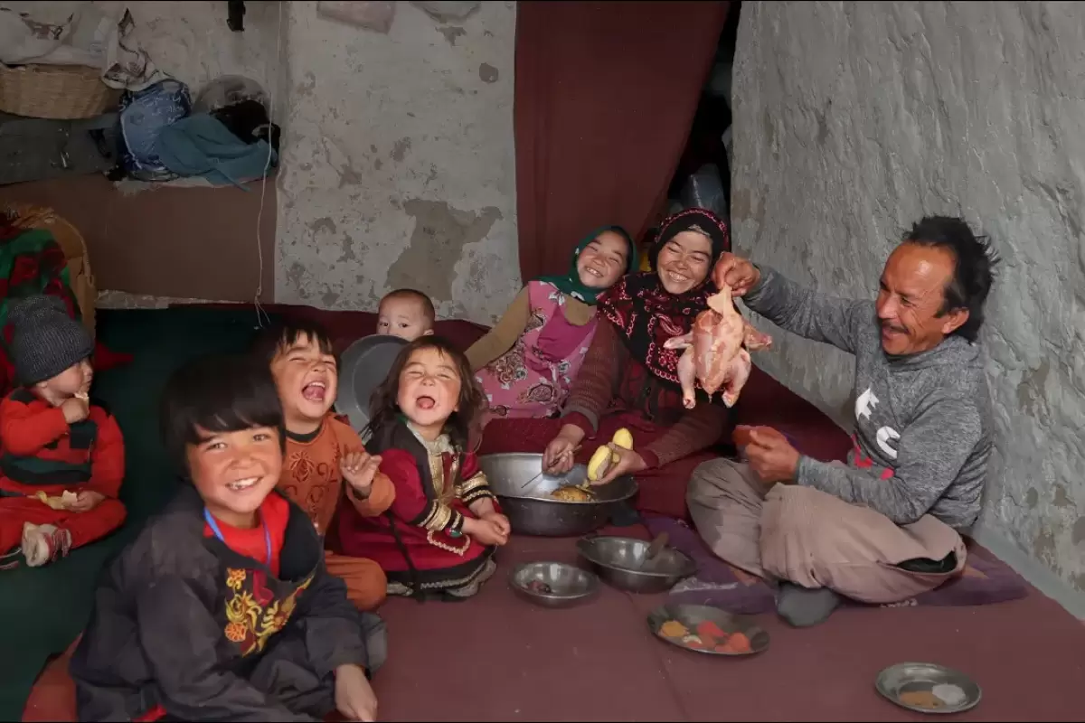 (ویدئو) فرآیند پخت یک غذای محلی با مرغ توسط زوج غارنشین افغان
