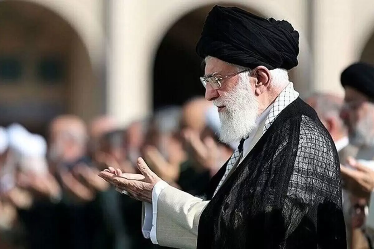 (ویدئو) اقامۀ نماز عید فطر به امامت رهبر انقلاب در مصلای امام خمینی (ره) تهران