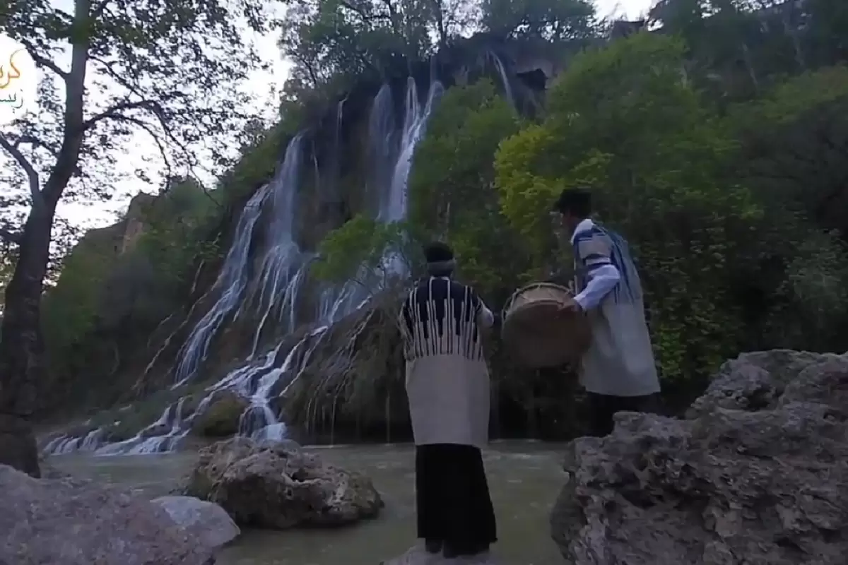 (ویدئو) نواختن چمرونه در سوگ نوجوان غرق شده در آبشار بیشه