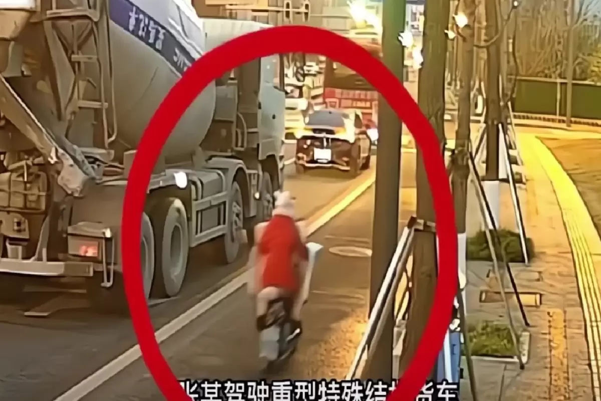 (ویدئو) یک موتورسوار زیر چرخ‌های بونکر سیمان له شد