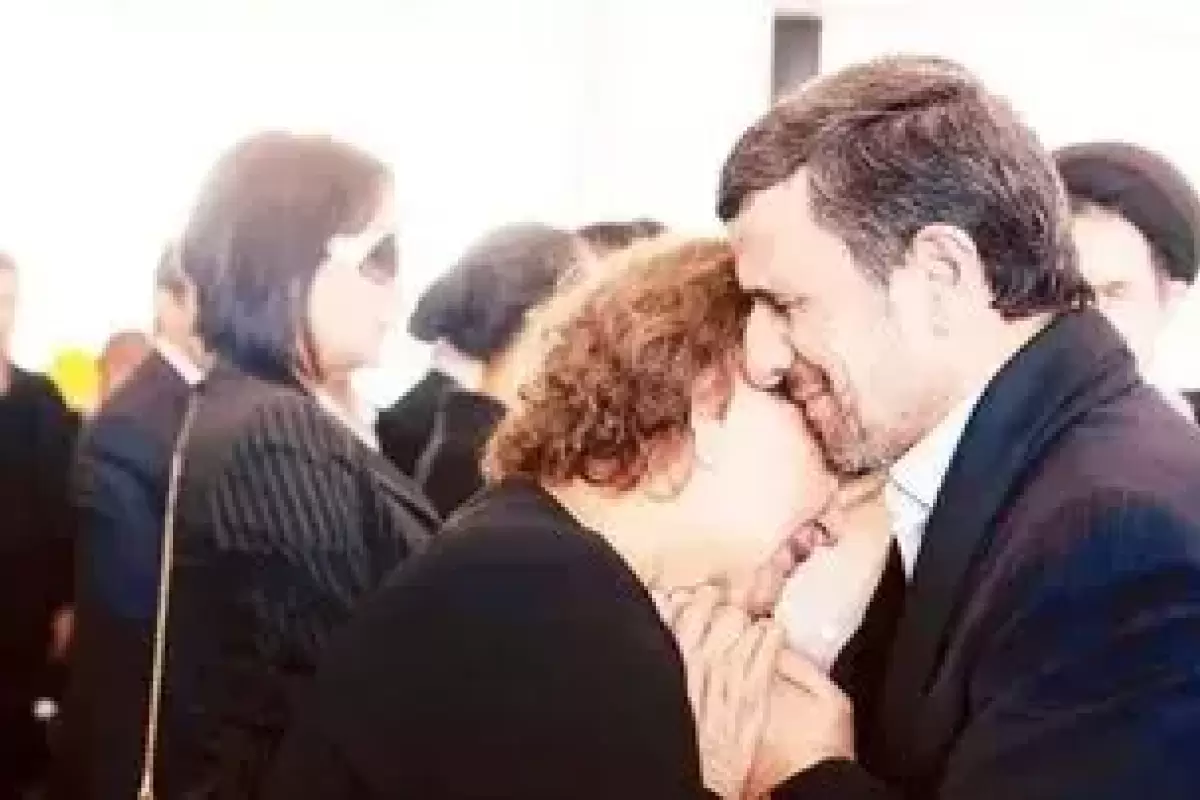وقتی ماجرای جنجالی احمدی‌نژاد و مادر چاوز دوباره سوژه رسانه‌ها شدند!