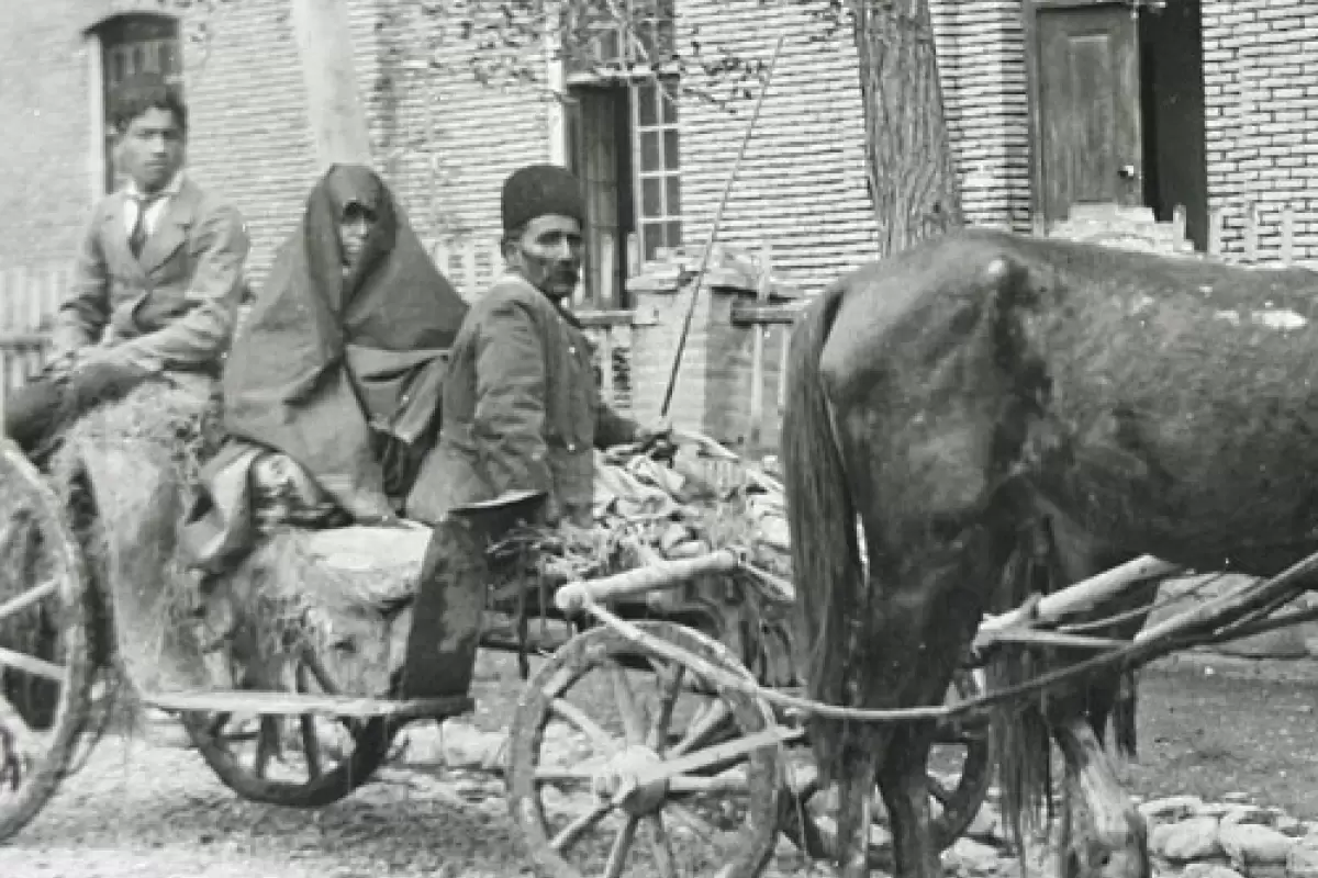 (تصاویر) سفر به ایران قدیم؛ ژست بامزۀ شازدۀ قجری و قلیان‌کشی در میدان سوارکاری