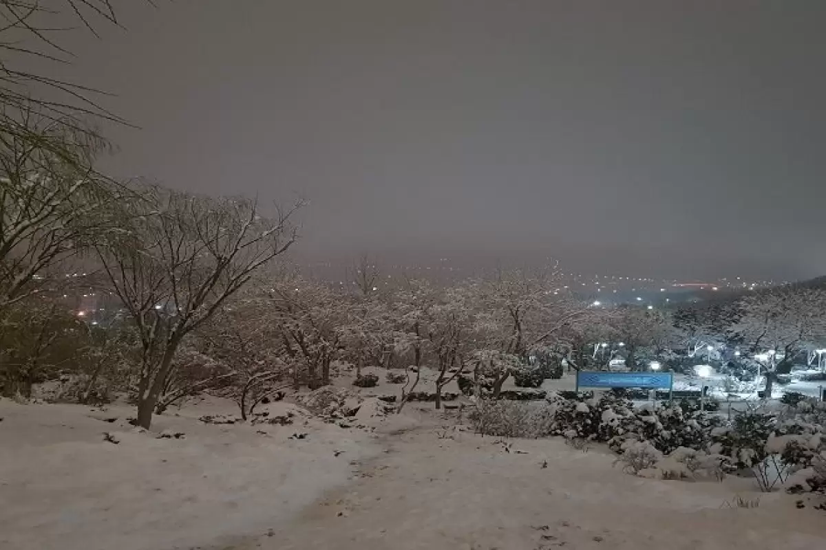 ببینید | تصاویر جالب از بارش برف بهاری در روستای پری شهرستان ملایر