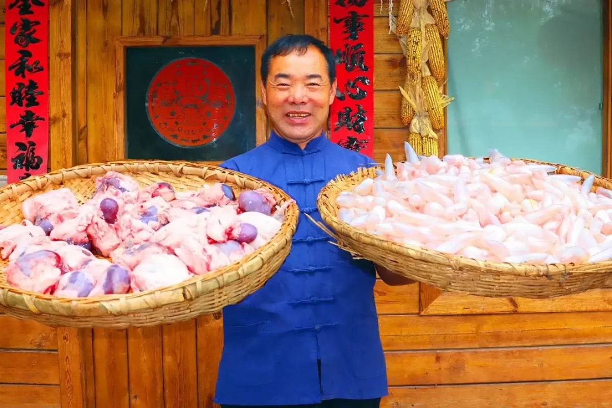 (ویدئو) غذای روستایی در چین؛ نحوه پخت چوخورشت بادکنک شکم ماهی و قلوه بره