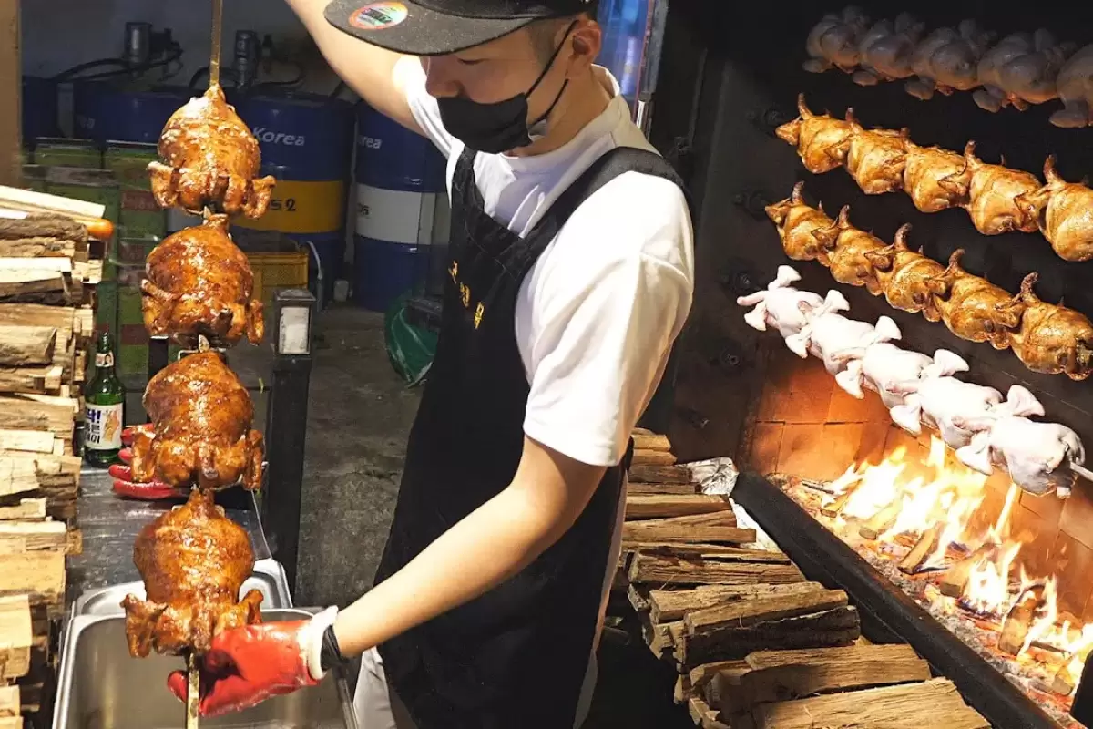 (ویدئو) غذای خیابانی در کره جنوبی؛ پخت متفاوت چلو کباب مرغ هیزمی