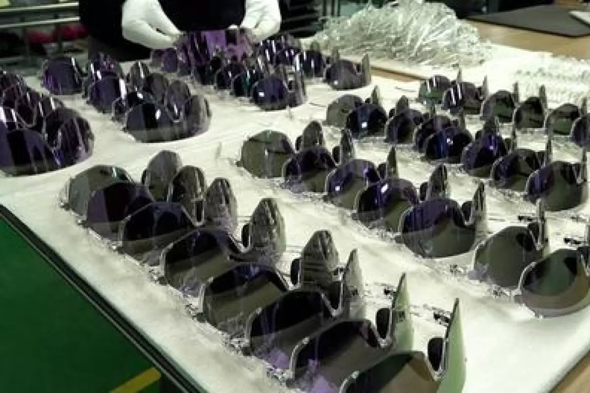 (ویدئو) تولید انبوه عینک‌های اسپورت در کره جنوبی؛ با قابلیت خودکار تنظیم نور