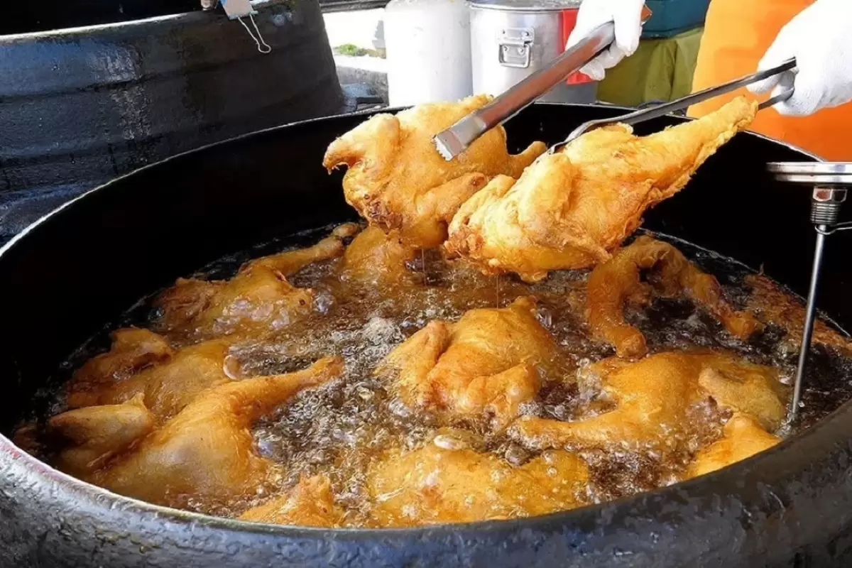 (ویدئو) غذای خیابانی مشهور در کره؛ پخت صدها مرغ سوخاری در سئول