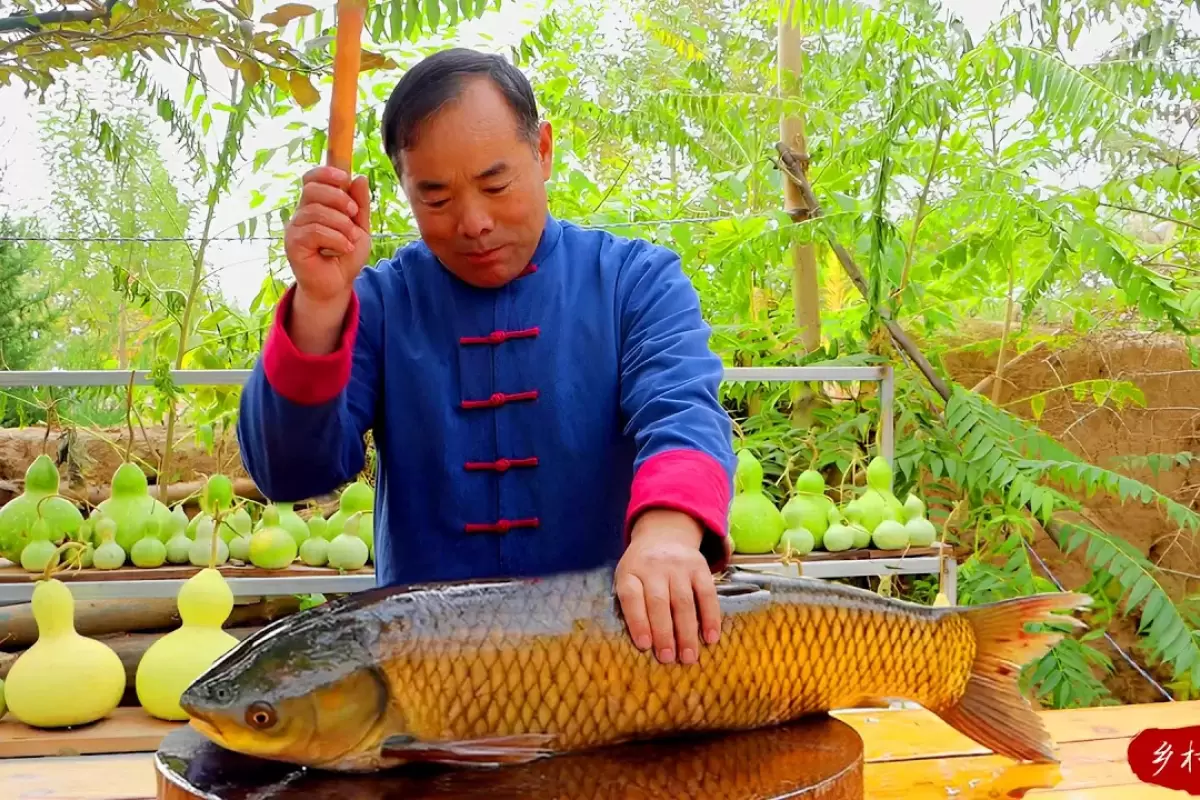 (ویدئو) پخت یک ماهی بزرگ توسط عمو روستایی آشپز معروف چینی
