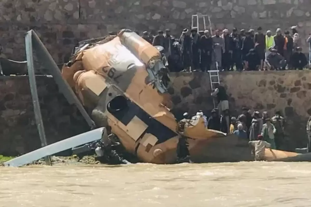 (ویدئو) سقوط هلیکوپتر نظامی طالبان در فیروزکوه