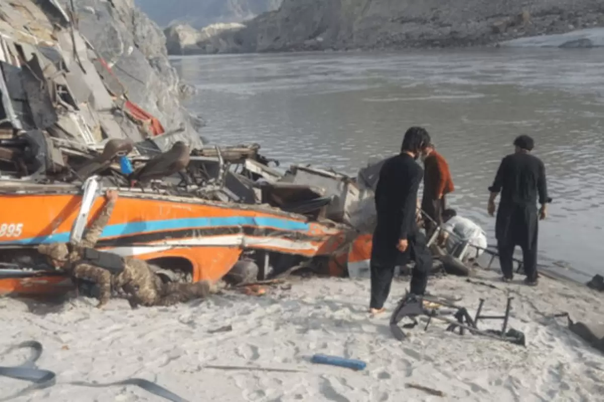 ببینید | اولین تصاویر از سقوط اتوبوس به دره در شمال پاکستان با ۲۰ کشته