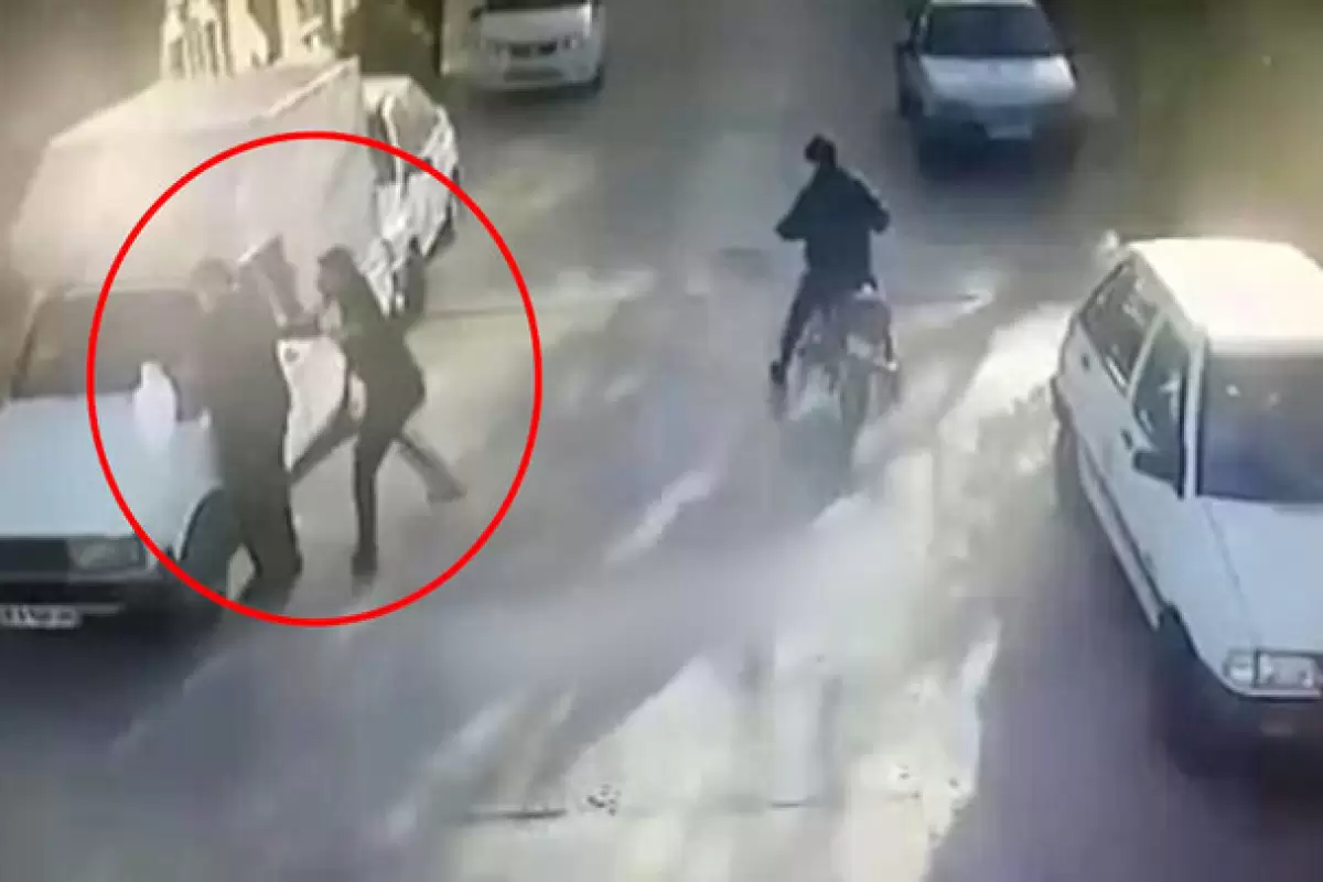 ببینید | فیلم زورگیری دو موتورسوار از یک شهروند در خیابان خلوت!