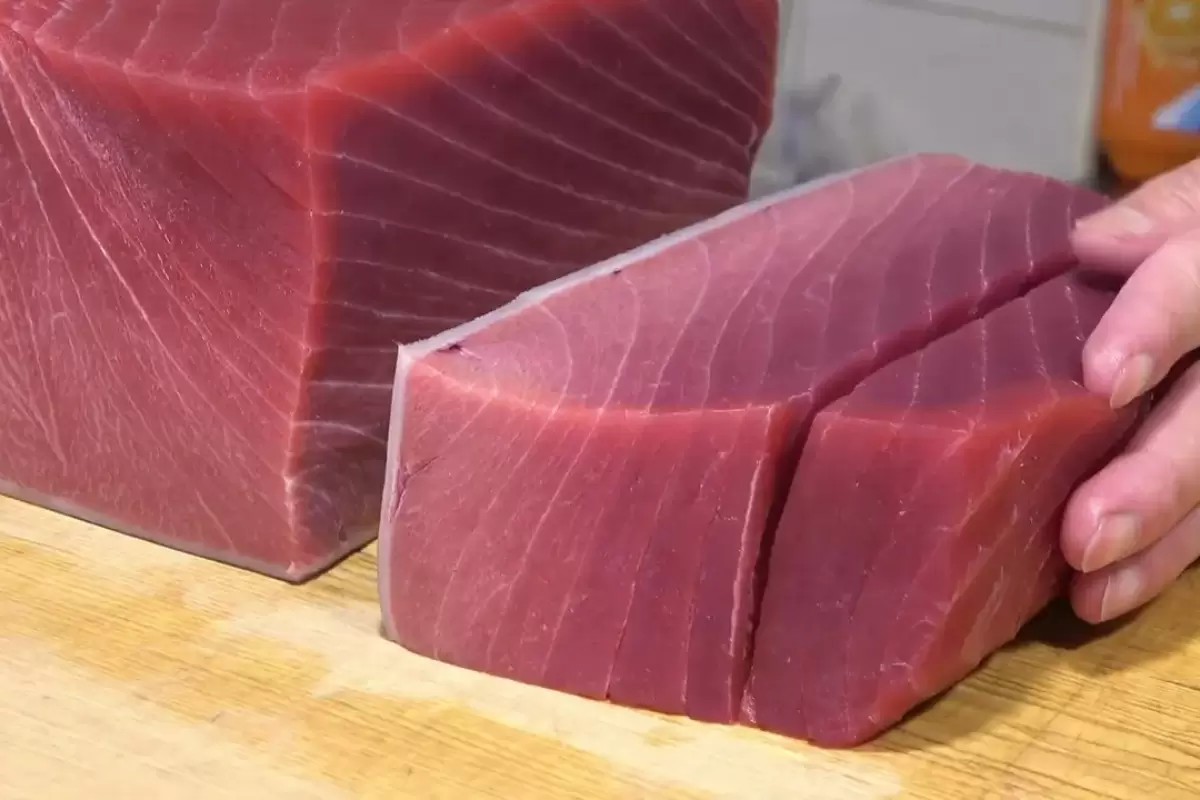(ویدئو) نحوه برش و پخت درخشان و ماهرانه ماهی تن باله آبی 300 کیلوگرمی