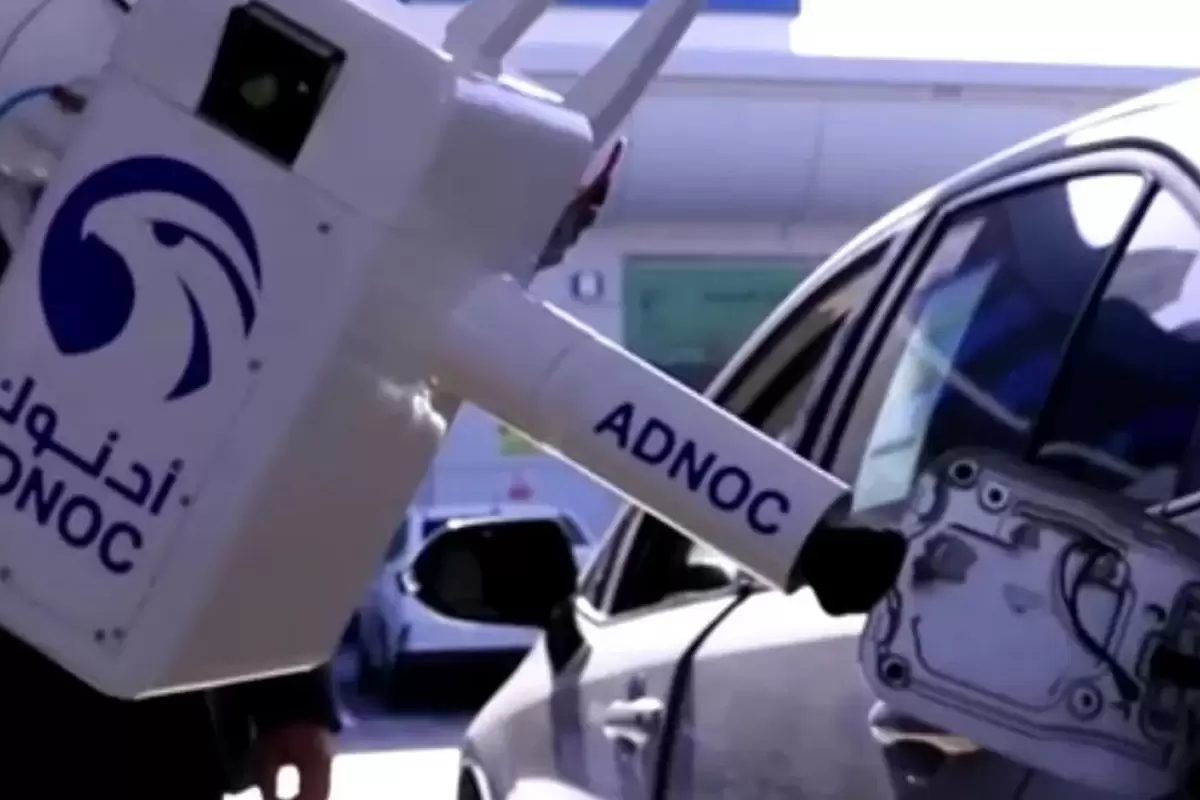 (ویدئو) پمپ بنزین رباتیک با هوش مصنوعی در ابوظبی امارات