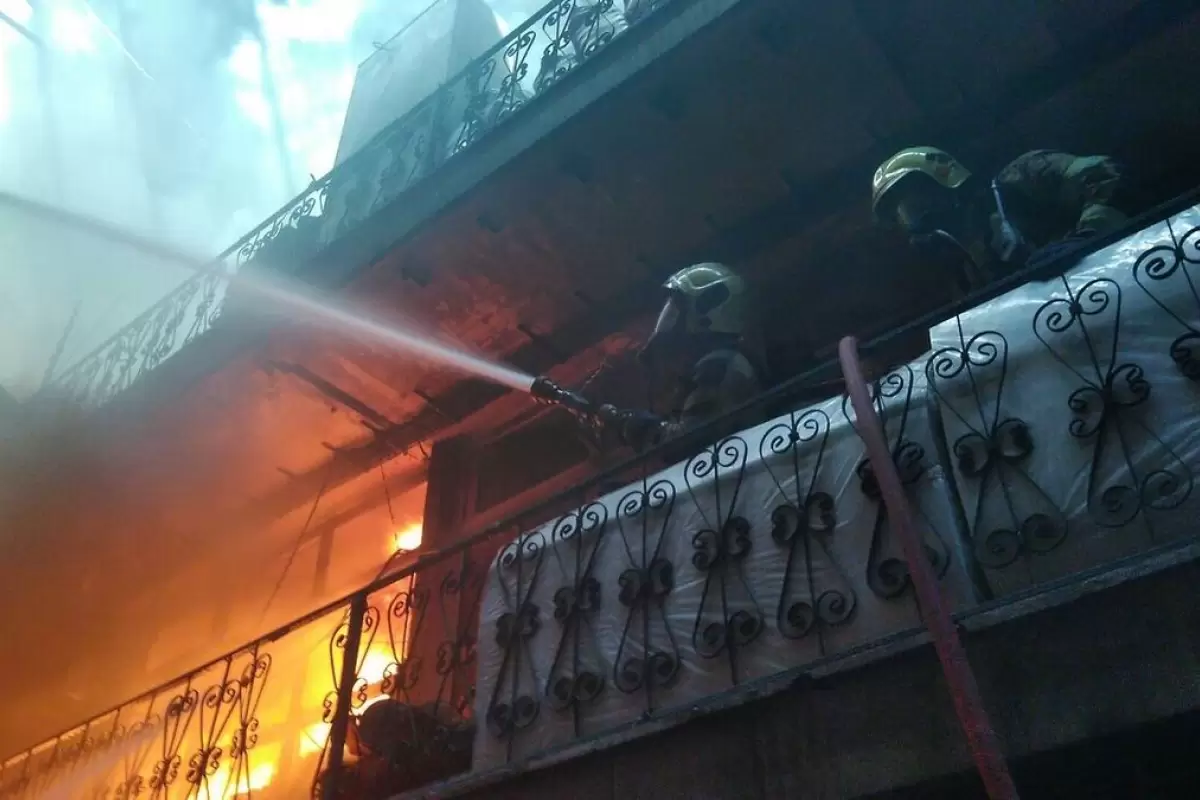 (ویدیو) آتش‌سوزی در یک انبار بزرگ در تهران