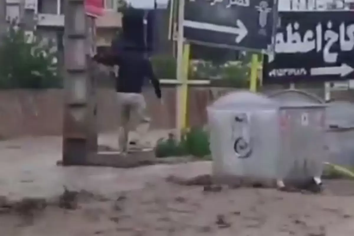 (ویدئو) لحظه ناپدید شدن یک شهروند مشهد در سیلاب