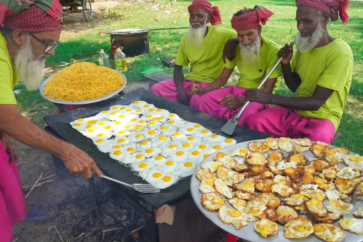 (ویدئو) غذای روستایی در بنگلادش؛ پخت تخم مرغ آب پز و خیچدی