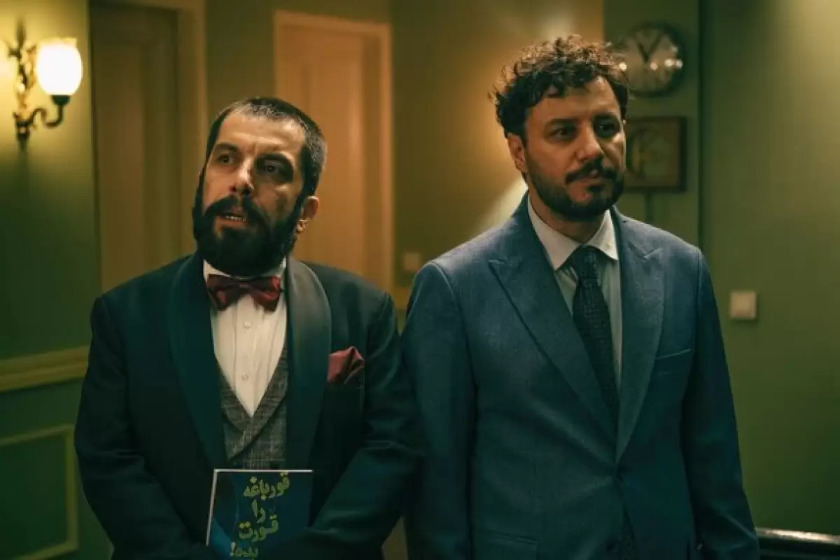 ببینید | لِه شدن جواد عزتی و الناز حبیبی زیر دست و پا؛ ازدحام باورنکردنی جمعیت در اکران فیلم