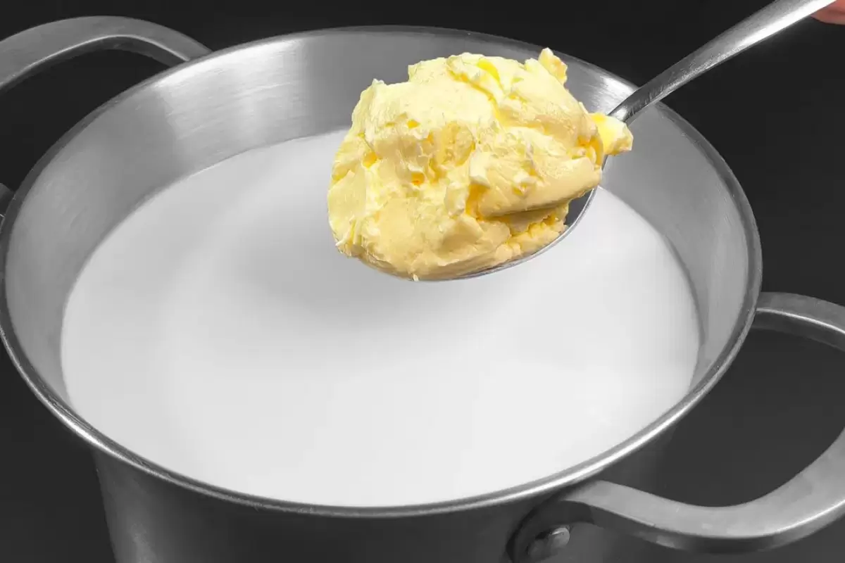 (ویدئو) طرز تهیه پنیر خانگی با شیر و کره در 5 دقیقه!