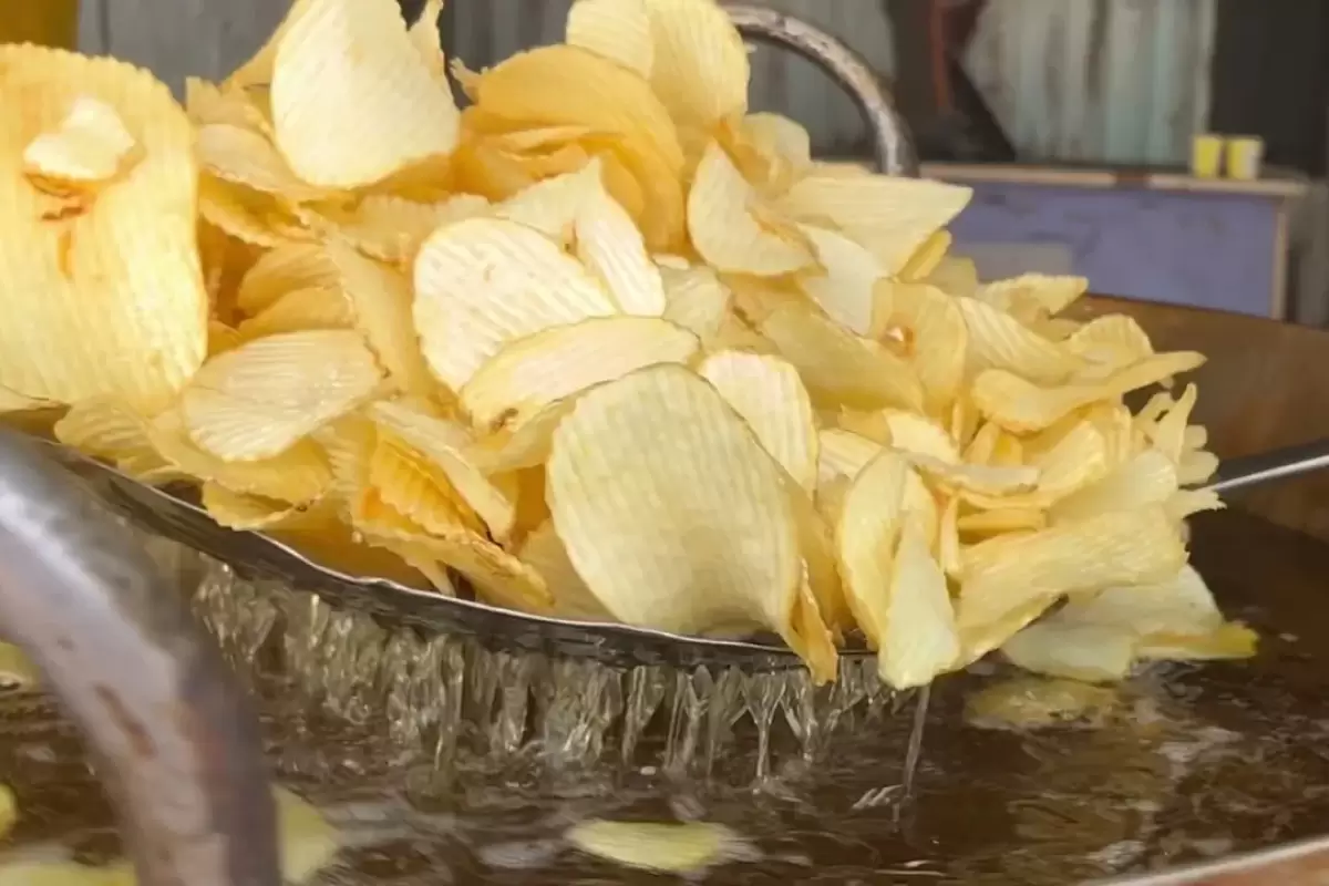 (ویدئو) غذای خیابانی در هند؛ طرز تهیه چیپس سیب زمینی