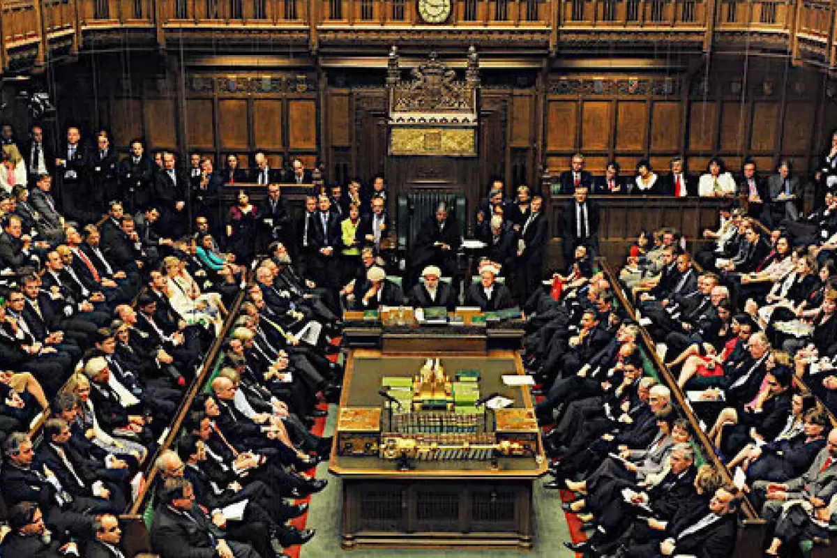 ببینید  | بازگشت به کار نماینده پارلمان بریتانیا بعد از قطع شدن دو دست و دو پایش!