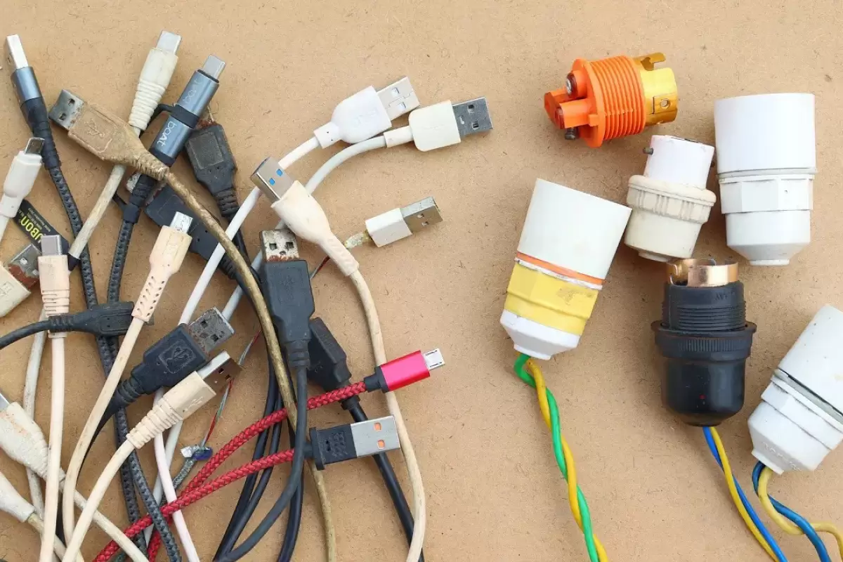 (ویدئو) روش های جدید برای استفاده از کابل های USB و سرپیچ لامپ قدیمی