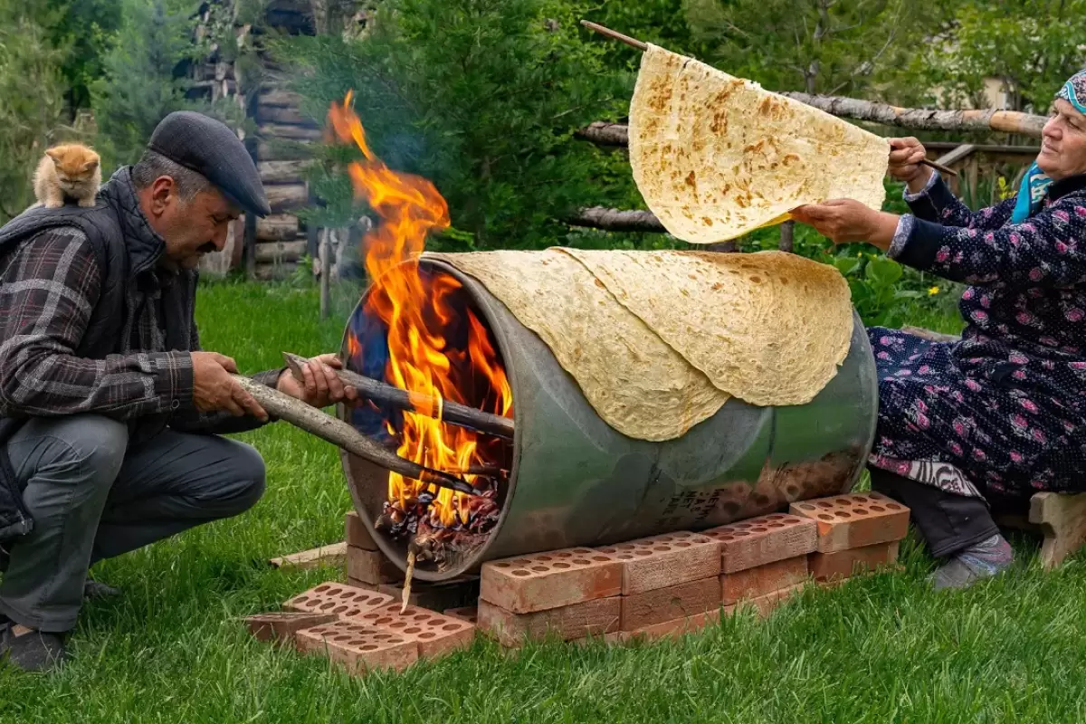 (ویدئو) پخت نان سنتی آذربایجانی روی بشکه به سبک یک زوج روستایی