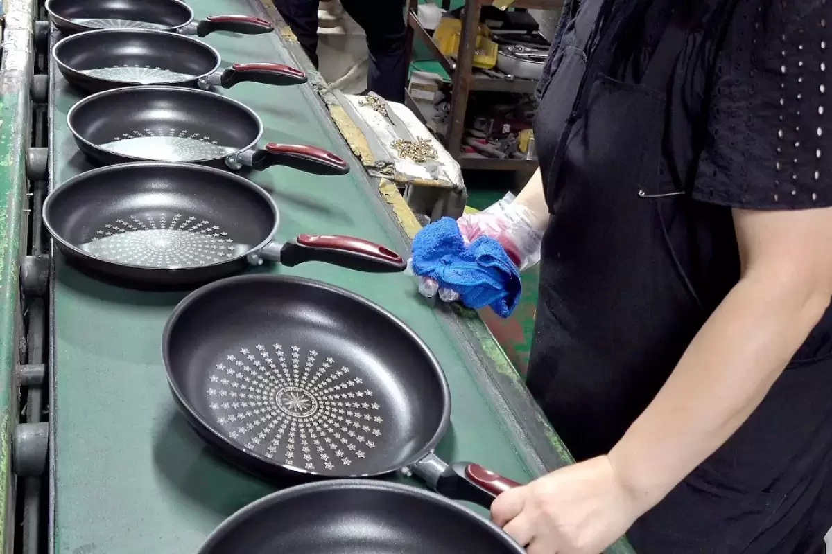 (ویدئو) فرآیند ساخت ماهیتابه نچسب شگفت انگیز در کارخانه کره ای