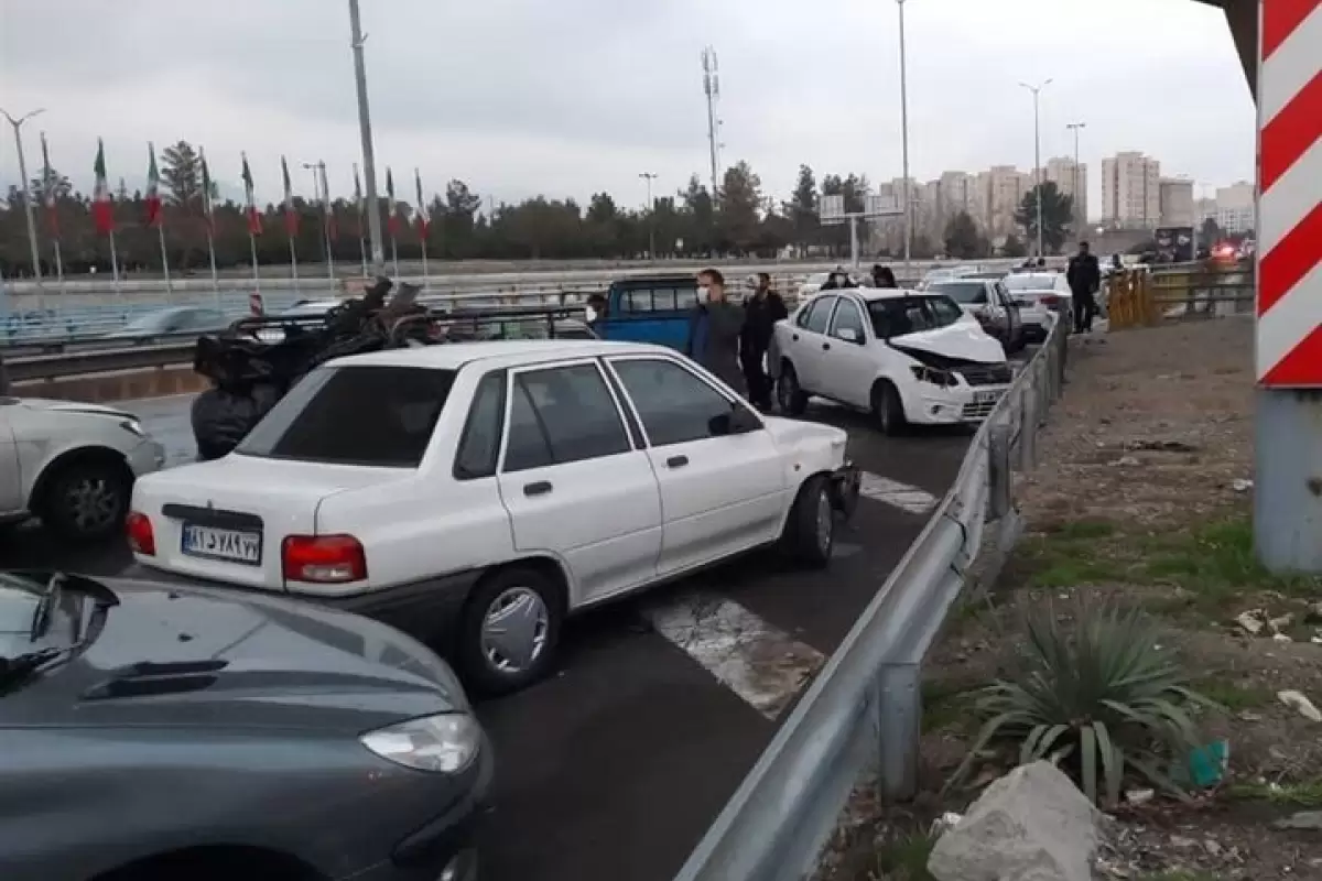 ببینید | تصاویری از تصادف زنجیره‌ای عجیب در جاده مشهد