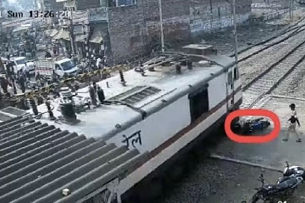 ببینید | لحظه دلهره‌آور زمین خوردن مرد موتورسوار روی ریل‌های قطار