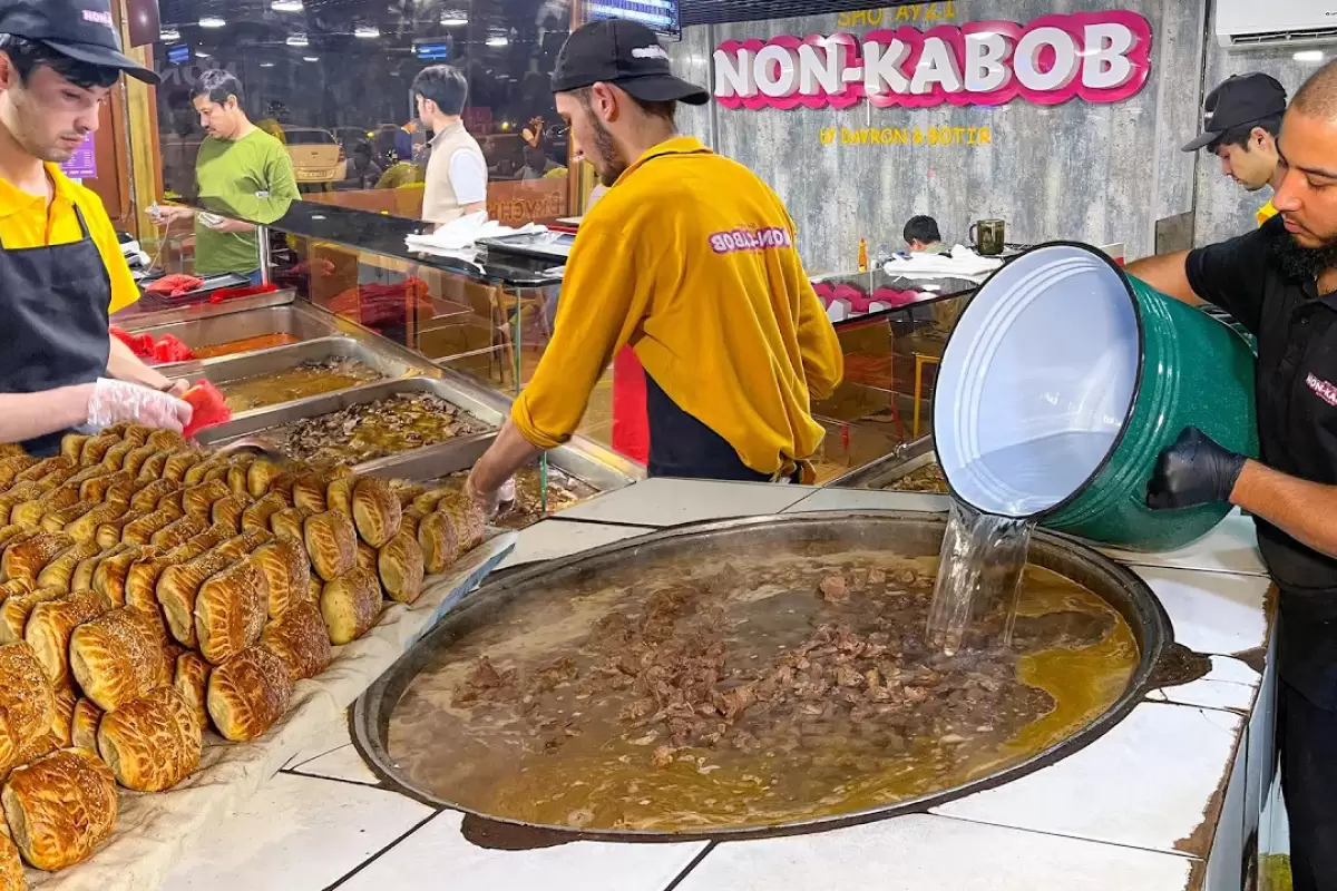 (ویدئو) غذای خیابانی در ازبکستان؛ پخت واویشکای گوشت به سبک آشپزهای مشهور