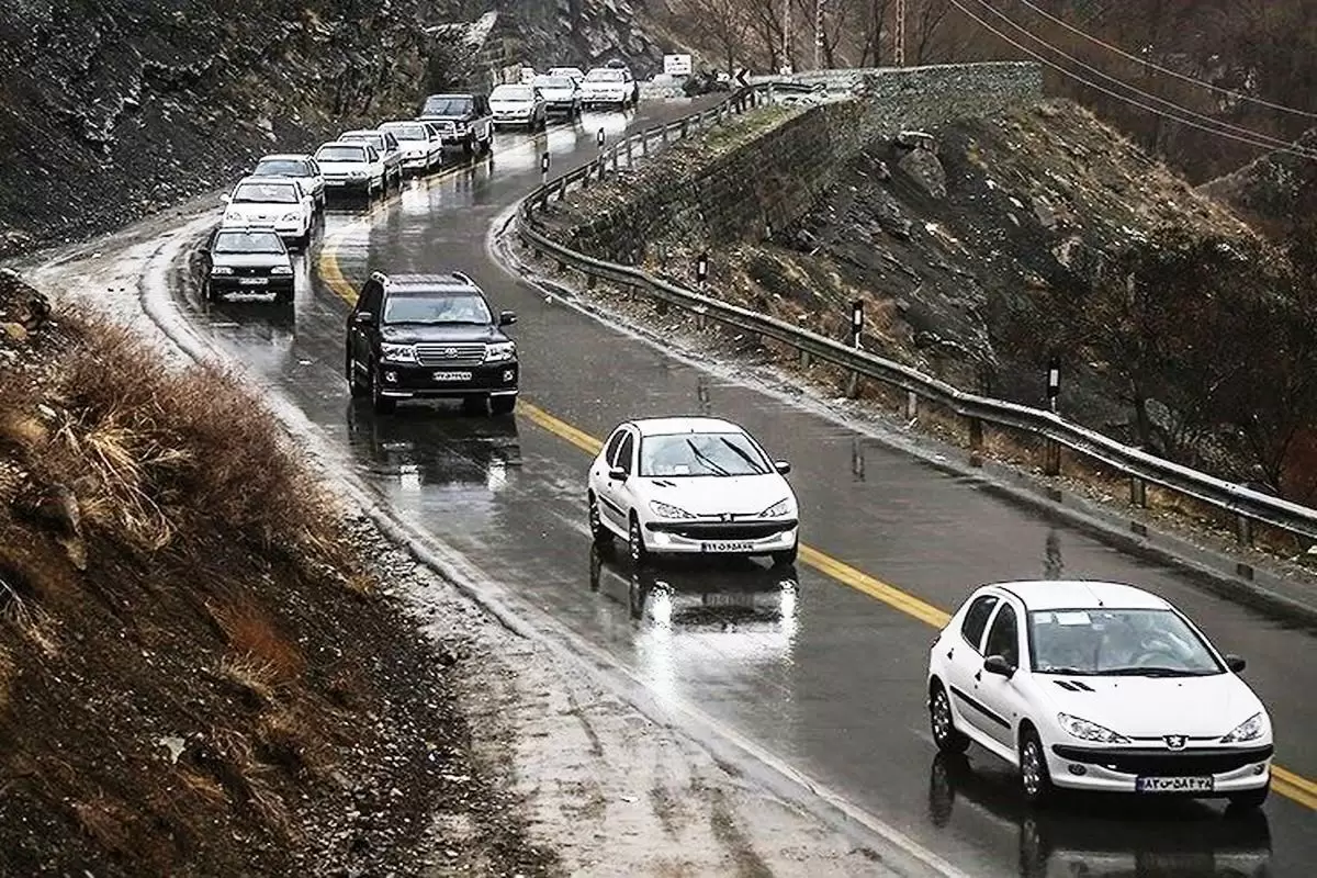 بارش باران در جاده‌های ۱۰ استان کشور