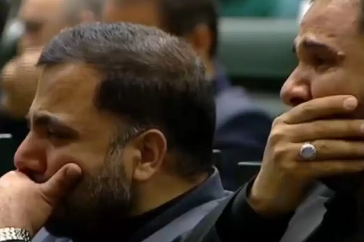 ببینید | اشک‌ها و گریه‌های وزرای دولت سیزدهم و مخبر هنگام پخش کلیپی درباره رئیس‌جمهور فقید