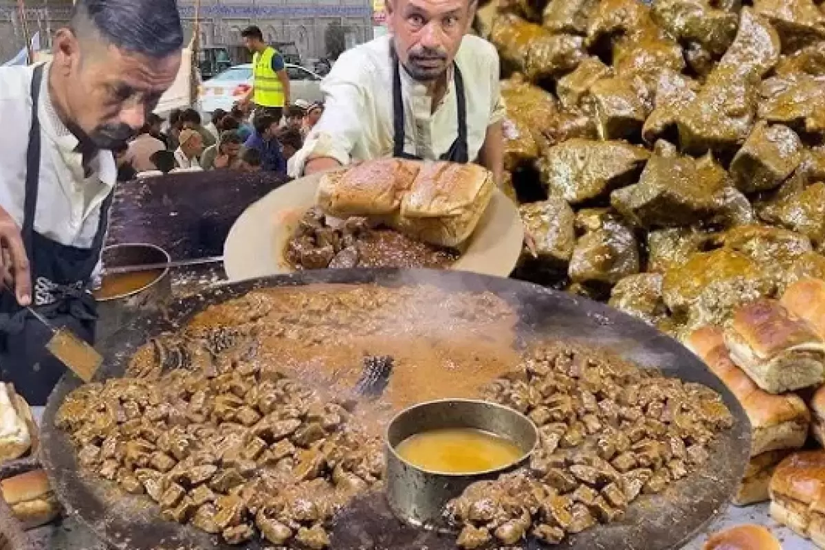 (ویدئو) غذای خیابانی در پاکستان؛ پخت جگر سرخ شده و گوشت در کراچی