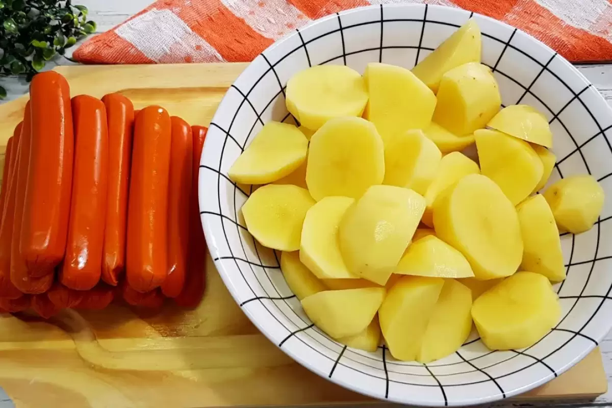 (ویدئو) نحوه پخت یک غذای برزیلی ارزان و خوشمزه با سوسیس و سیب زمینی