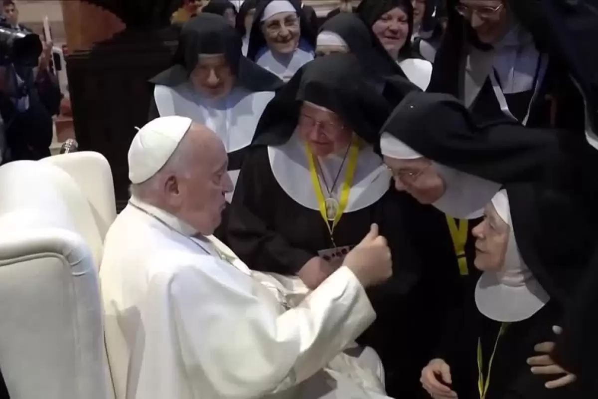 (ویدئو) راهبه‌ها دور پاپ حلقه زدند و دستش را بوسیدند