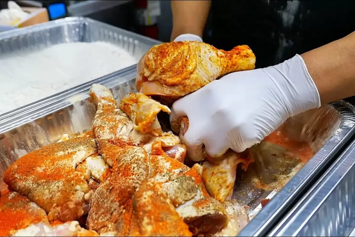 (ویدئو) غذای خیابانی در آمریکا؛ نحوه پخت بهترین مرغ و وافل سرخ شده در نیویورک